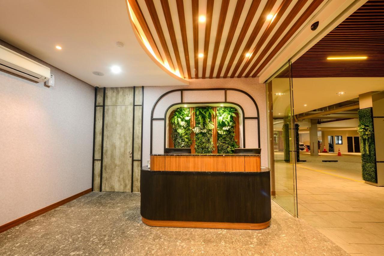 Nata Azana Hotel Solo Exterior foto
